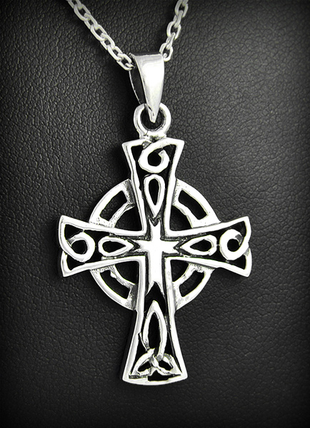Pendentif en argent d'une belle croix celtique ajourée et ornée d'entrelacs (h:34mm).