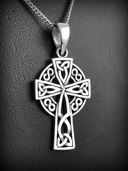 Pendentif en argent d'une jolie croix celtique ornée d'entrelacs (h:36mm).