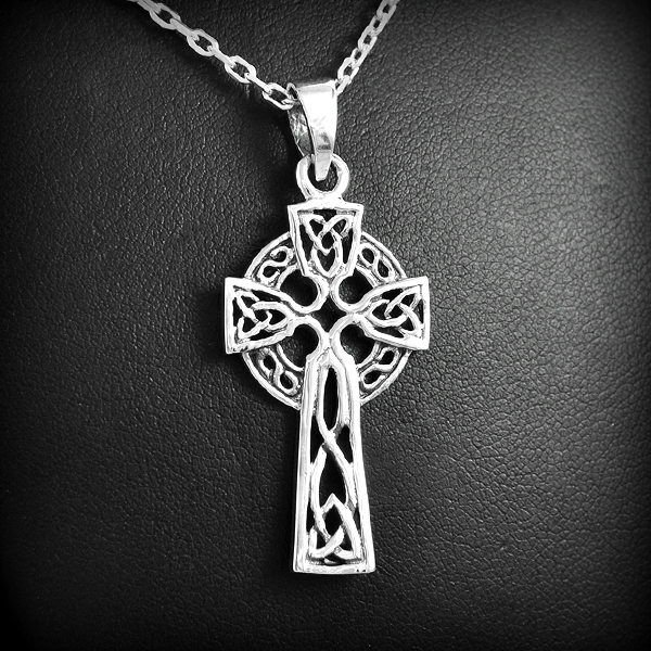 Pendentif en argent d'une belle croix celte ornée d'entrelacs (h:36mm hors bélière).