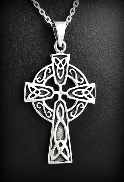 Pendentif en argent d'une belle croix de Saint-Patrick ornée d'entrelas (h:41mm).