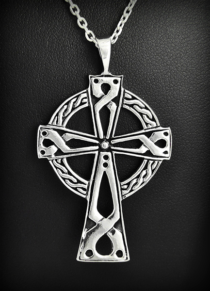 Pendentif en argent d'une jolie croix celtique aux entrelacs ajourés de style moderne, bélière...