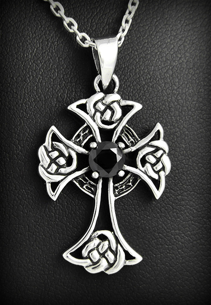 Très beau pendentif en argent d'une croix sertie  au centre d'un zirconium blanc facetté, et...