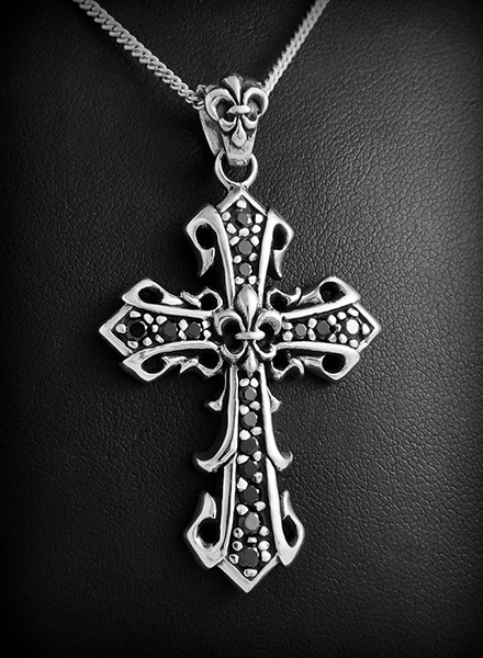 Pendentif en argent d'une superbe croix gothique travaillée et pavée de zirconiums et ornée d'une...