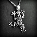 Splendide pendentif en argent d'une grenouille en volume décorée de fins motifs tribaux (h:24mm).