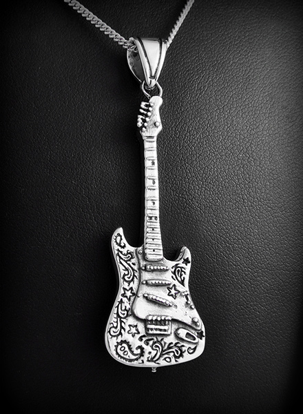 Pendentif en argent d'une belle guitare électrique en volume gravée de jolis motifs (h:52mm).