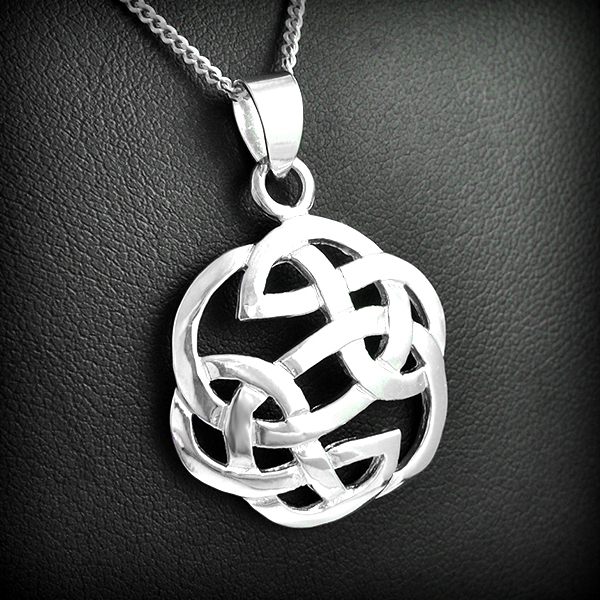 Superbe pendentif en argent d'un nœud entrelacs celtique ajouré plat (h:29mm).