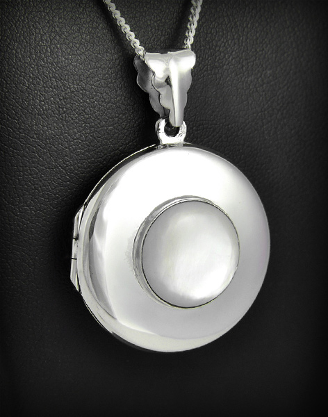 Très beau pendentif boîte porte photo en argent orné d'un cabochon rond Onyx noir, Nacre blanche...