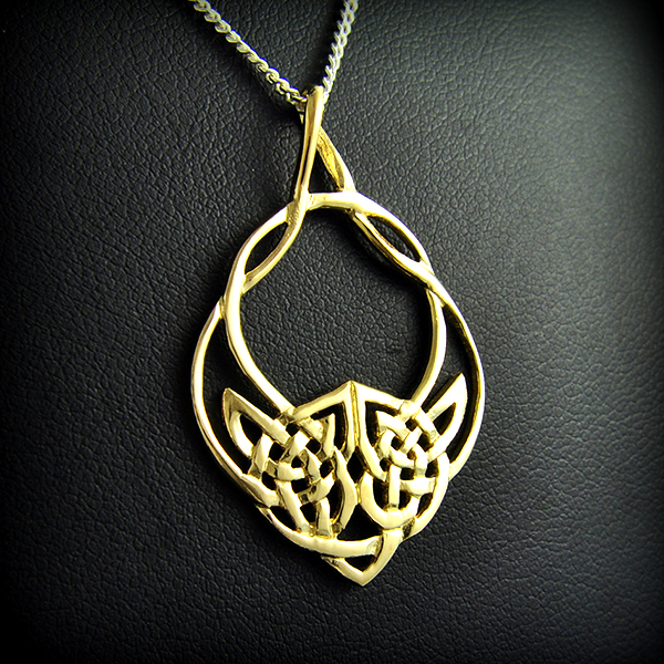 Très beau pendentif en plaqué or d'un entrelacs celtique ajouré (h:37mm).