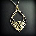 Très beau pendentif en plaqué or d'un entrelacs celtique ajouré (h:37mm).
