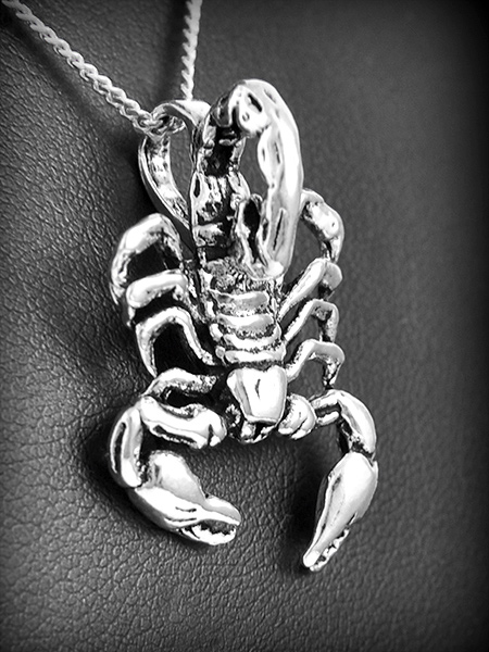 Beau scorpion pendentif en argent avec bélière (h:30mm).