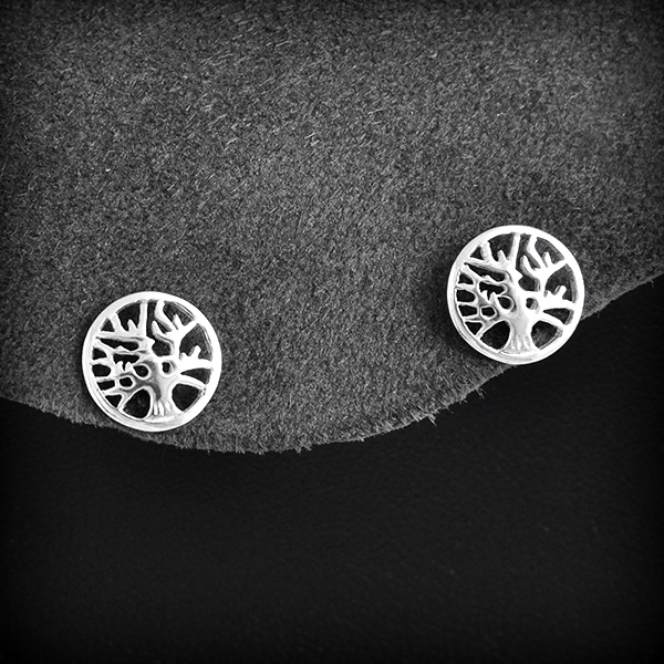 Jolie paire de boucles d'oreilles puces en argent  de l'arbre de vie cerclé et ajouré (Ø:10mm).