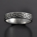 Très bel anneau en argent d'entrelacs celtiques fins en relief, belle épaisseur (h:4mm).