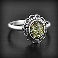 Bague Ambre Argent Fleur - BGAG-551 Superbe bague en argent en forme d'une fleur aux pétales ajourés dont le centre est une jolie...