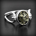 Bague Ambre Argent Gracja - BGAG-553 Très belle bague en argent avec une jolie monture originale et parée d'une pierre d'ambre...