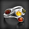 Bague Ambre Argent Natalia - BGAG-550 Élégante bague argent constituée de 4 fils se terminant chacun par une petite pierre d'ambre...