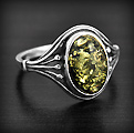 Bague Ambre Argent Stefania - BGAG-552 Élégante bague en argent avec une monture travaillée et ajourée, ornée d'une jolie pierre d'ambre...