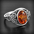 Bague Ambre Triskel Argent - BGAG-548 Magnifique bague en argent sertie d'une belle pierre d'ambre et orné d'un triskell ajouré de...