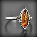 Bague Argent & Ambre Amande Cognac - BGAG-785 Bague en argent en amande sertie d'une pierre d'ambre couleur cognac, ornée de légers reliefs...