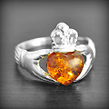 Bague Argent Claddagh Ambre - BGAG-940 Superbe bague en argent du célèbre claddagh, deux mains portant un cœur en Ambre véritable...