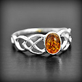 Bague Argent Entrelacs & Ambre - BGAG-787 Bague en argent d'une perle d'ambre couleur cognac sur une monture en entrelacs celtiques (h:7mm).