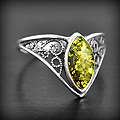 Bague Argent V & Ambre - BGAG-782 Bague en argent avec une monture élégante en V ajourée de délicats ornements et sertie d'une...