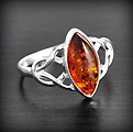 Bague Celtique Ambre & Argent - BGAG-583 Magnifique bague en argent d'un bel entrelacs celtique orné d'une pierre d'ambre véritable de la...
