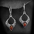 Boucles d'Oreille Ambre Argent Magda - BOAG-226 Jolie paire de boucles d'oreille en argent délicatement ajourée et parée d'une perle d'ambre...