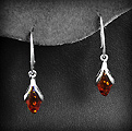 Boucles d'Oreille Gouttes Ambre & Argent - BOAG-228 Splendide paire de boucles d'oreille en argent parée d'une pierre d'ambre vert véritable de la...