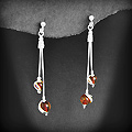 Boucles d'oreilles en argent, deux fils maille miroir avec pour finition deux boules en ambre...