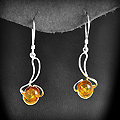 Boucles d'Oreilles Perle d'Ambre sur Argent - BOAG-333 Paire de boucles d'oreilles pendantes en argent parées d'une perle d'ambre cognac (h:44mm).
