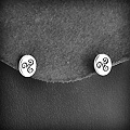 Boucles d'oreilles puces de petits galets lisses en argent décorés d'un triskel gravé (h:8mm).