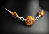 Beau bracelet en argent en maille serpent et orné de superbes perles d'ambre véritable de la mer...