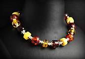 Superbe bracelet argent de style plutôt moderne paré de perles d'ambre de diverses couleurs...