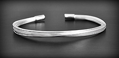 Joli bracelet de plusieurs fils d'argent, un modèle fin à porter en toutes circonstances (L:19 cm).