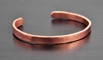 Bracelet ouvert mixte de forme épurée, en cuivre recuit pour plus de souplesse et de confort....