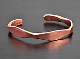 Bracelet ondulé ouvert mixte de forme épurée, en cuivre recuit pour plus de souplesse et de...