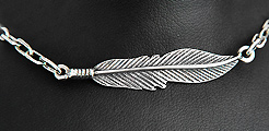 Superbe bracelet en argent d'une plume de belle taille sur maille forçat (L:18cm, l:8mm, L....