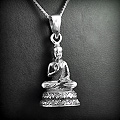 Joli pendentif d'un Bouddha en argent en volume, belle finition (h:32mm).