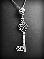 Pendentif en argent  d'une très belle clé, une petite fleur de lys décore la bélière, finition...