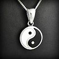Très beau pendentif médaillon en argent du symbole Yin et Yang en émail noir et blanc, finition...