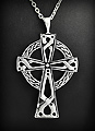 Pendentif en argent d'une jolie croix celtique aux entrelacs ajourés de style moderne, bélière...