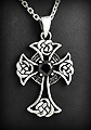Très beau pendentif en argent d'une croix sertie  au centre d'un zirconium facetté, et ornée...