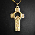 Très beau pendentif en plaqué or 975‰ d'une croix celtique parée d'un claddagh, un symbole...
