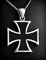 Très beau pendentif en argent d'une croix de Malte ornée d'émail noir (h:37mm).
