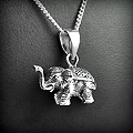 Très mignon pendentif en argent d'un petit éléphant trompe levée, plein et entièrement en volume,...