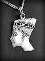 Joli pendentif en argent du portrait de profil de la princesse Néfertiti à la beauté légendaire...