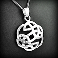 Superbe pendentif en argent d'un nœud entrelacs celtique ajouré plat (h:29mm).