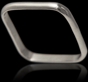 Bague alliance en argent de forme carrée, modèle simple mais original et intemporel (h:2mm).