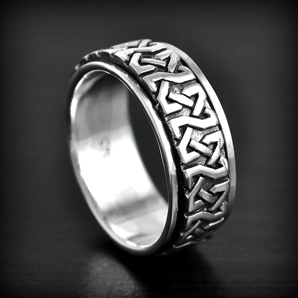 Bague en argent anti stress ornée d'un bel entrelacs celtique en relief. Nous vous conseillons de...
