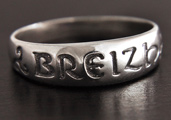 Bague celtique en argent gravée avec la mention "breizh" (bretagne) et ornée d'un triskel de...